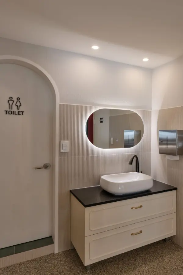 아치 도어와 백라이트 거울의 모던 화장실 인테리어